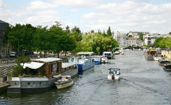 Péniches sur fleuve