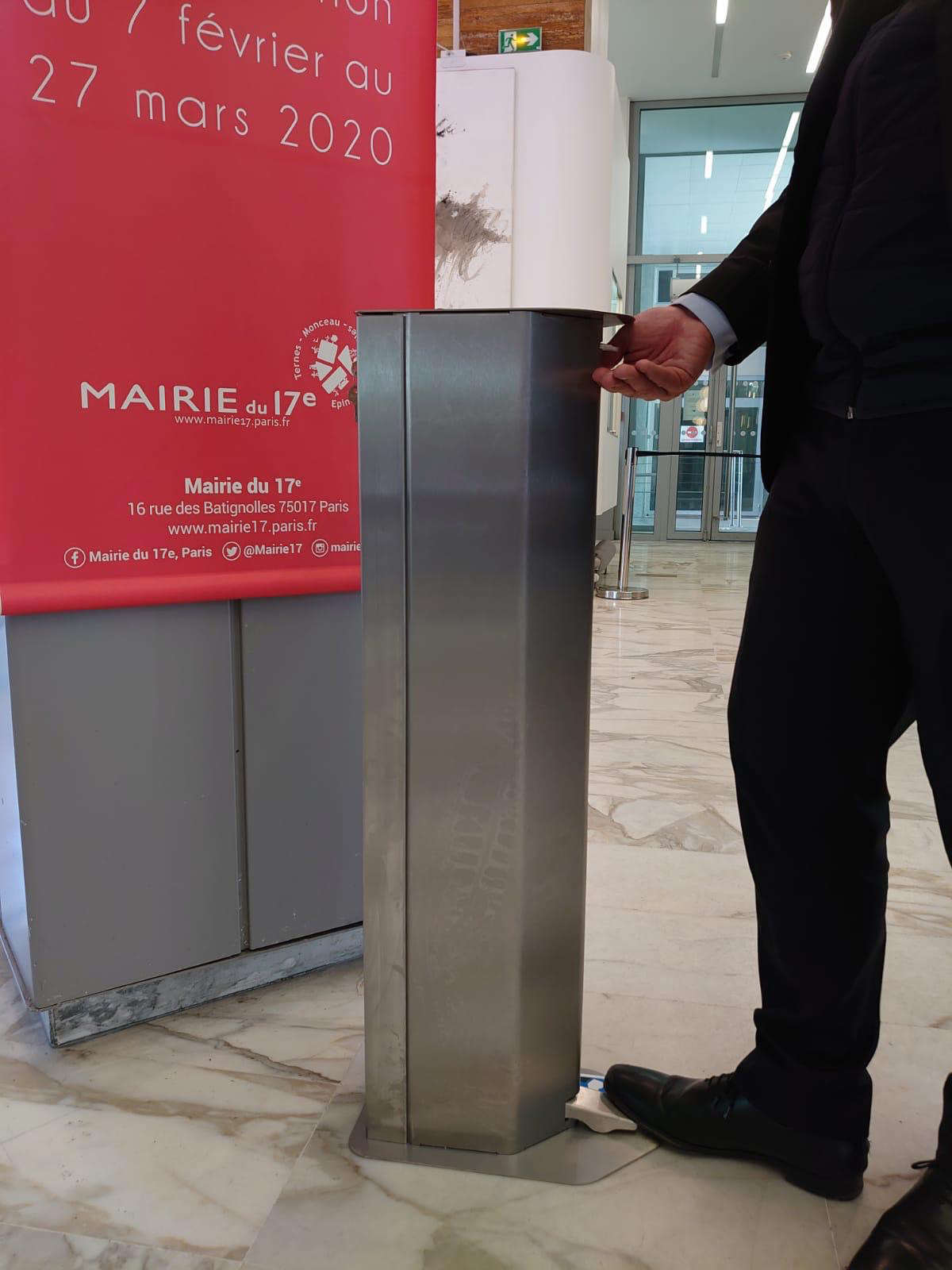 Distributeur CLEEEN à la mairie de Paris 17 - Thibaut Jean Baptiste (1).jpg