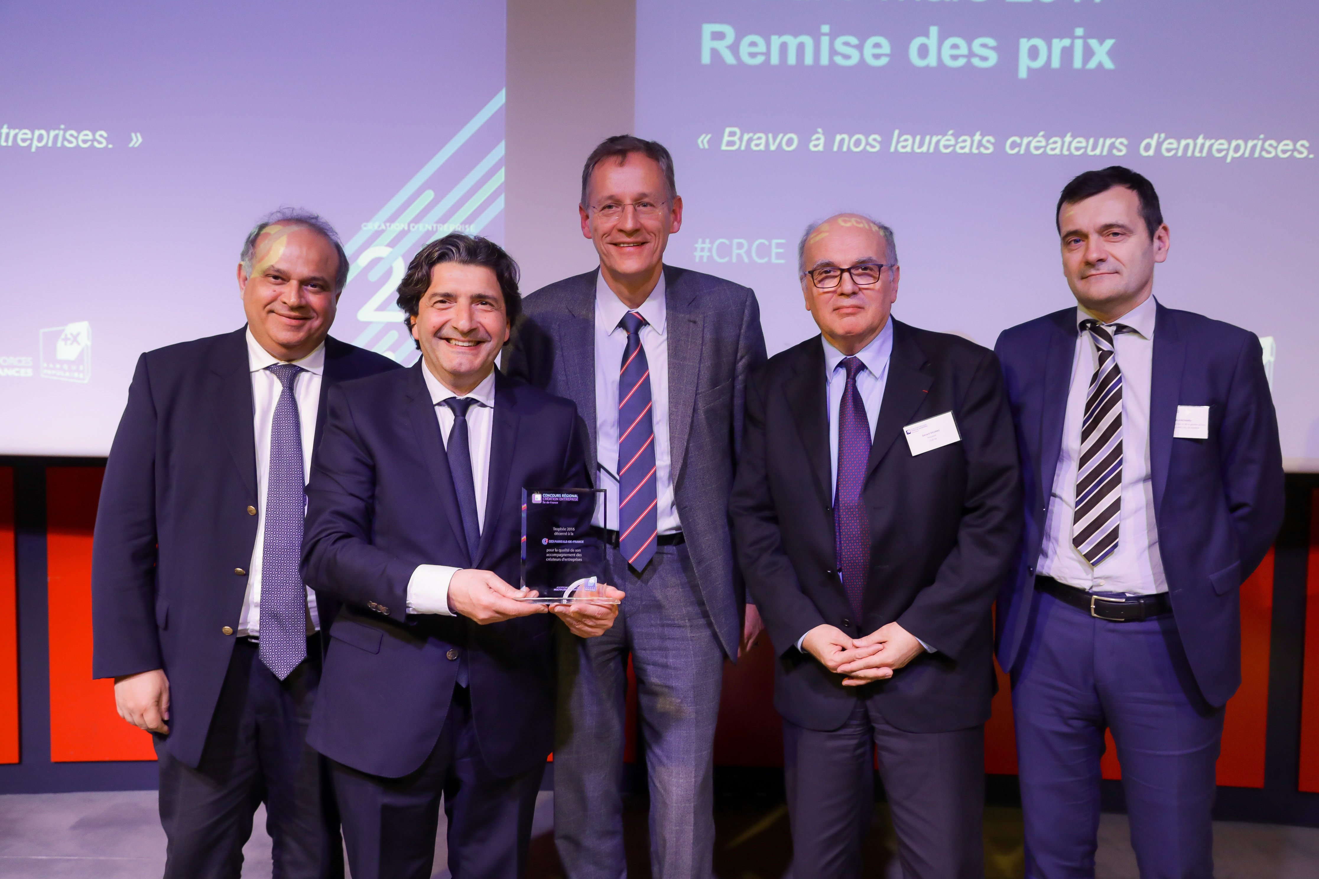 Dominique Restino et Gérard Delmas reçoivent le trophée récompensant la CCI Paris Ile-de-France