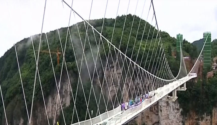 Le plus long pont en verre du monde inauguré en Chine Le plus long pont en verre du monde inauguré en Chine