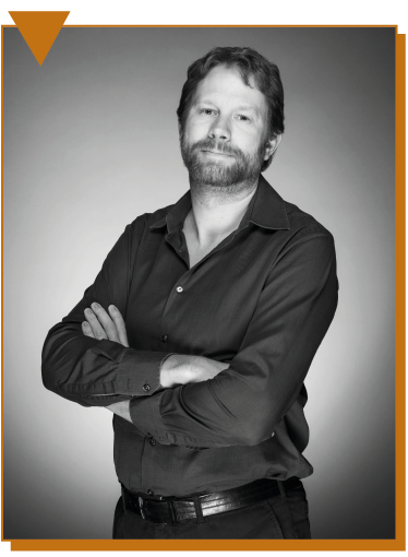 Eric+Larcheveque+fond+orange+avec+triangle+.png