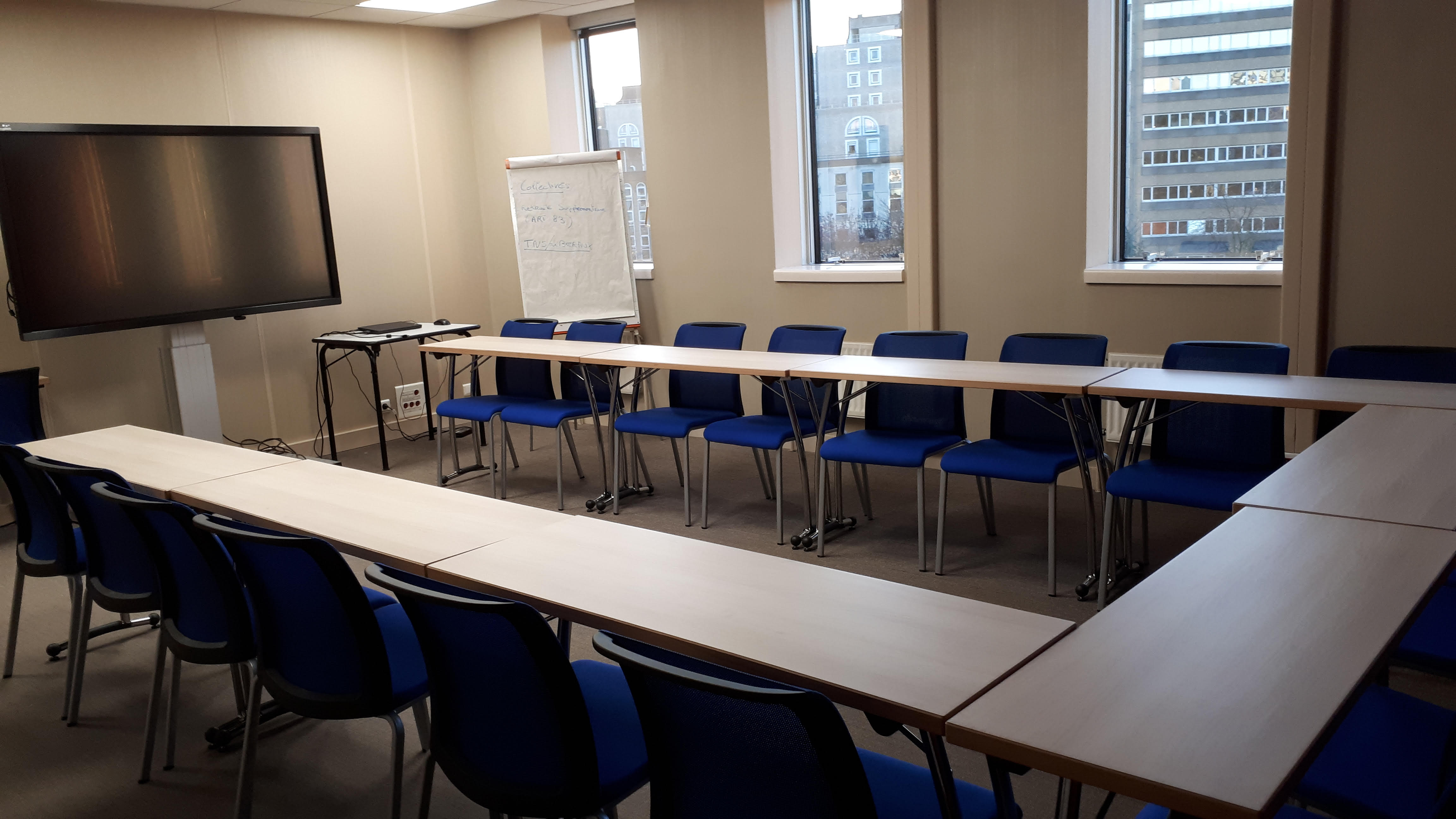 Salle OPENSPOT : 20 places assises en U avec tables
