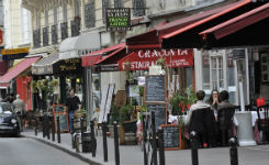 Vue sur rue et café