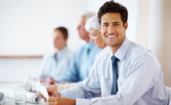 Homme souriant à la table de réunion