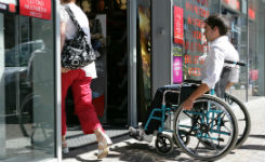 Garçon en fauteuil roulant