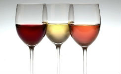 Trois verres de vin : rouge,  blanc et rosé