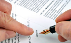 Main s'apprêtant à signer avec un stylo