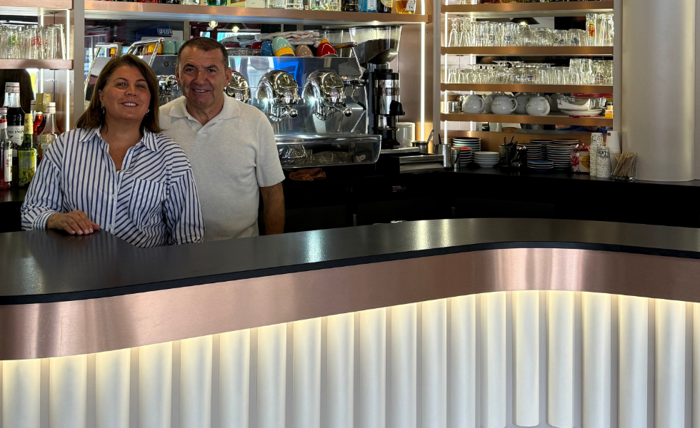 Christine Anar et son mari derrière le bar entièrement refait grâce à l'aide du fonds de transformation des buralistes