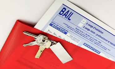 Dossier de bail d'habitation avec trousseau de clefs